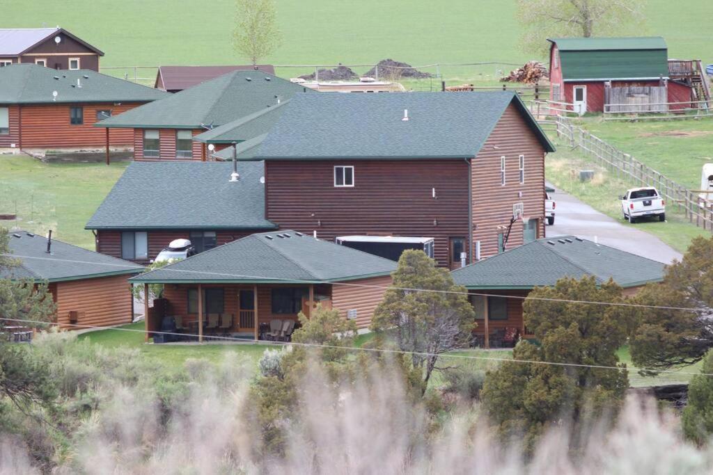 Bison Lodge - Lg Home - 2 Bedrooms - Less Than 5 Miles To Yellowstone North Entrance, Sleeps Up To 8 Gardiner Ngoại thất bức ảnh